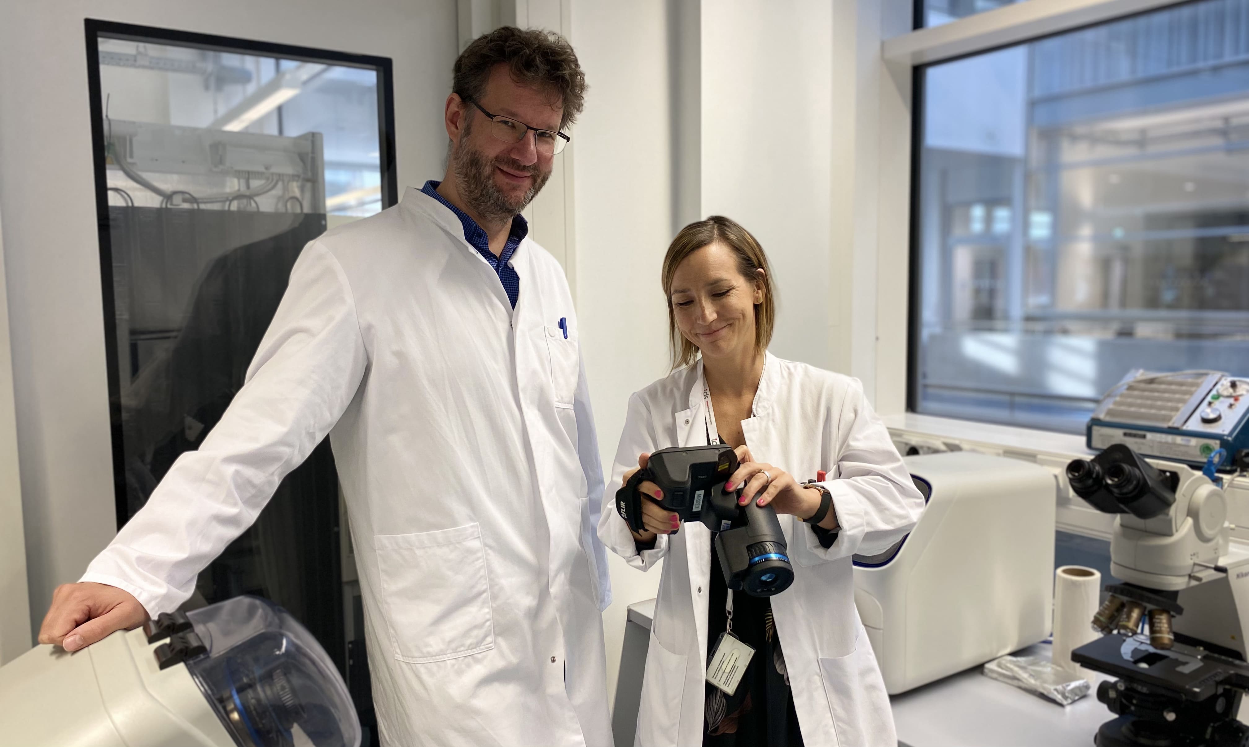 Jens Mittag, Head of the Institute of Endocrinology and Diabetes at the University of Lübeck (left) with Dr. Rebecca Ölkrug, Junior Group Leader "Thyroid & BAT Programming" and first author of the study.